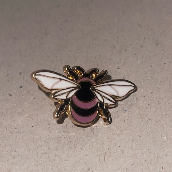 Jewelry - Bee enamel pin